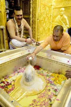 CM YOGI ने काशी विश्वनाथ तथा नेपाली मन्दिर में किया विधिवत दर्शन-पूजन