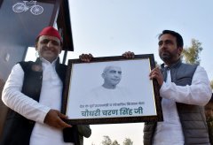 अखिलेश और जयंत नेस लिया अन्न जल संकल्प, कहा: किसानों-नौजवानों को अपमानित करने वाली भाजपा को हरायेंगे और हटायेंगे
