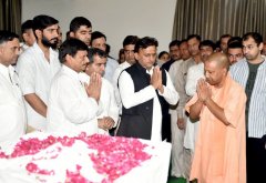 सैफई पहुंचे CM YOGI, मुलायम के पार्थिव शरीर को PM, राज्यपाल, UPशासन की तरफ से अर्पित किया पुष्प चक्र