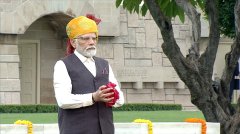 स्वतंत्रता दिवस पर प्रधानमंत्री नरेन्द्र मोदी: लाल किले पर झण्डा फहराया... फोटो में देखें विभिन्न दृश्य