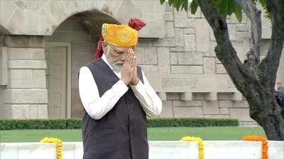 स्वतंत्रता दिवस पर प्रधानमंत्री नरेन्द्र मोदी: लाल किले पर झण्डा फहराया... फोटो में देखें विभिन्न दृश्य