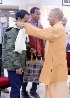 उत्तराखण्ड के सिलक्यारा टनल हादसे से सुरक्षित निकाले गये प्रदेश के श्रमिकों से मिले UPCM योगी आदित्यनाथ