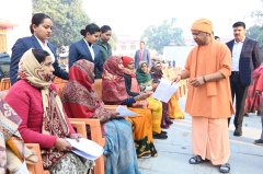 GORAKHPUR में UPCM योगी ने सुनीं 150 लोगों की समस्याएं, बोले : मकान दिलाएंगे, इलाज भी कराएंगे