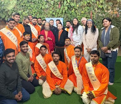 पद्मश्री कैलाश खेर ने परमार्थ निकेतन से ली विदा, नदियों की स्वच्छता का दिया संदेेश