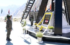 राष्ट्रपति द्रौपदी मुर्मू ने सियाचिन युद्ध स्मारक पर श्रद्धांजलि अर्पित की... फोटो में देखें