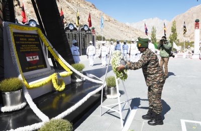 राष्ट्रपति द्रौपदी मुर्मू ने सियाचिन युद्ध स्मारक पर श्रद्धांजलि अर्पित की... फोटो में देखें