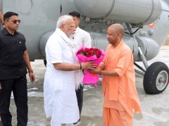 वाराणसी में प्रधानमंत्री नरेंद्र मोदी का कुछ इस तरह हुआ स्वागत... PHOTO में देखें