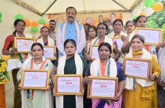 उप मुख्यमंत्री केशव ने 14 लखपति दीदियों को बस से दिल्ली के लिए किया रवाना, स्वतन्त्रता दिवस कार्यक्रम की साक्षी बनेंगी दीदियां