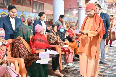 UPCM योगी आदित्यनाथ ने जनता दर्शन में 250 लोगों की सुनी समस्याएं, बोले : विदेश भेजने के नाम पर धोखाधड़ी करने वालों पर हो सख्त कार्रवाई