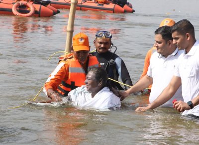 महाकुम्भ में महामहिम ने भी लगाई आस्था की डुबकी, एकता और सामाजिक समरसता का दिया संदेश