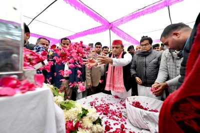 अखिलेश यादव के चाचा राजपाल सिंह यादव का निधन, अंतिम संस्कार में पहुंचा परिवार, दी श्रद्धांजलि