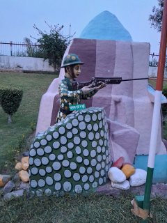 Lucknow News : कारगिल पार्क में सैनिकों की मूर्तियों से हटाई गई बंदूकें मरम्मत के बाद दोबारा लगाई गईं