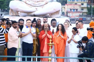 परमार्थ निकेतन में 25 से अधिक देशों के राजदूतों और उच्चायुक्तों की उपस्थिति में मनाया गया 11वाँ अंतर्राष्ट्रीय योग दिवस