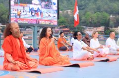 परमार्थ निकेतन में 25 से अधिक देशों के राजदूतों और उच्चायुक्तों की उपस्थिति में मनाया गया 11वाँ अंतर्राष्ट्रीय योग दिवस