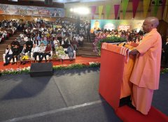 UPCM योगी आदित्यनाथ ने सफाई कर्मचारियों पर की पुष्पवर्षा, बोले: माफियाराज झेलने वाले प्रयागराज का अब हो गया कायाकल्प