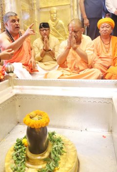 UPCM योगी आदित्यनाथ ने श्रीकाशी विश्वनाथ और काल भैरव के किए दर्शन, सतुआ बाबा आश्रम में संतों से की भेंट