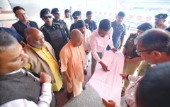 प्रधानमंत्री के वाराणसी दौरे से पहले मुख्यमंत्री ने बनारस रेलवे स्टेशन पर की तैयारियों की समीक्षा