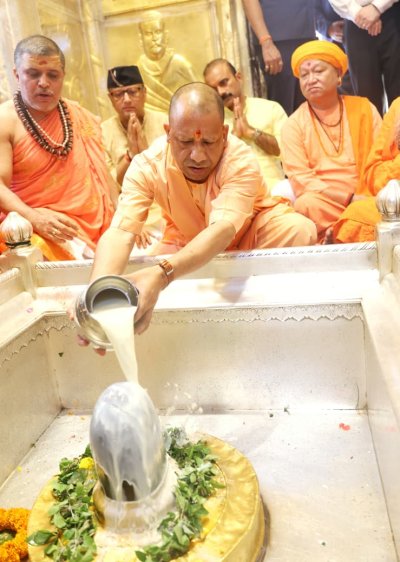 UPCM योगी आदित्यनाथ ने श्रीकाशी विश्वनाथ और काल भैरव के किए दर्शन, सतुआ बाबा आश्रम में संतों से की भेंट