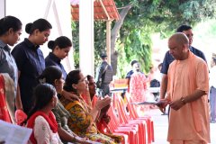 गोरखपुर के जनता दर्शन में UPCM योगी ने अधिकारियों को दिए निर्देश, बोले : हर पात्र को दिलाएं कल्याणकारी योजनाओं का लाभ