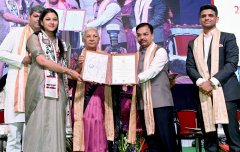 AKTU के 23वें दीक्षांत समारोह में मेधावियों के गले में सजा पदक