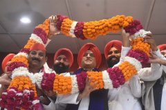 सपा कार्यालय में सिख समुदाय की गूंज : सरदार के लुक में नज़र आए अखिलेश बोले - लिखकर रख लो 2027 में सपा की सरकार बनने जा रही है