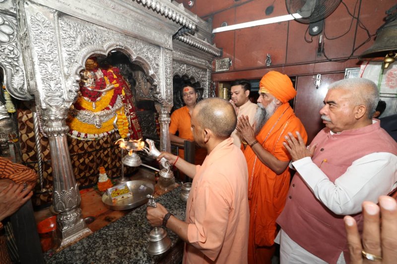 मुख्यमंत्री योगी ने ‘काशी कोतवाल’ और बाबा विश्वनाथ के किए दर्शन, बच्चों व आसपास के दुकानदारों से किया संवाद