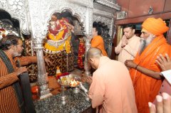 मुख्यमंत्री योगी ने ‘काशी कोतवाल’ और बाबा विश्वनाथ के किए दर्शन, बच्चों व आसपास के दुकानदारों से किया संवाद