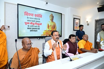 उप मुख्यमंत्री केशव ने बौद्ध भिक्षुओं के शांति मार्च का किया स्वागत, बोले : शांति, समता व भाईचारा—भगवान बुद्ध का संदेश