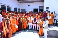 उप मुख्यमंत्री केशव ने बौद्ध भिक्षुओं के शांति मार्च का किया स्वागत, बोले : शांति, समता व भाईचारा—भगवान बुद्ध का संदेश