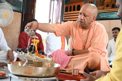 सावन के दूसरे सोमवार सीएम योगी ने किया रुद्राभिषेक
