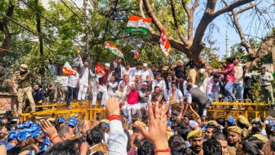 मनरेगा को लेकर सड़क पर उतरी यूपी कांग्रेस, लाठीचार्ज कर किया गिरफ्तार, ले जाये गये अस्थाई जेल