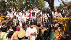 मनरेगा को लेकर सड़क पर उतरी यूपी कांग्रेस, लाठीचार्ज कर किया गिरफ्तार, ले जाये गये अस्थाई जेल