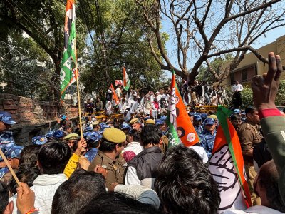 मनरेगा बचाओ और भाजपा कुशासन के खिलाफ सड़क पर उतरी UP कांग्रेस