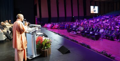 सिंगापुर में भारतीय समुदाय से मुख्यमंत्री योगी आदित्यनाथ ने किया संवाद