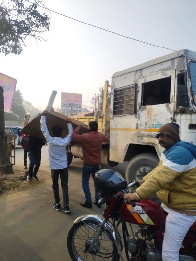 अतिक्रमण के विरुद्ध नगर निगम लखनऊ का सघन अभियान, बड़ी मात्रा में सामान जब्त