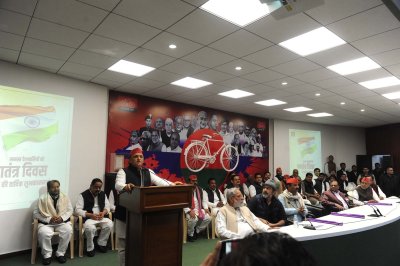 अखिलेश ने गणतंत्र दिवस पर फहराया राष्ट्रीय ध्वज, योगी पर पलटवार कर बोले: कुछ लोग नींद से तो उठ जाते हैं लेकिन होश में नहीं आते