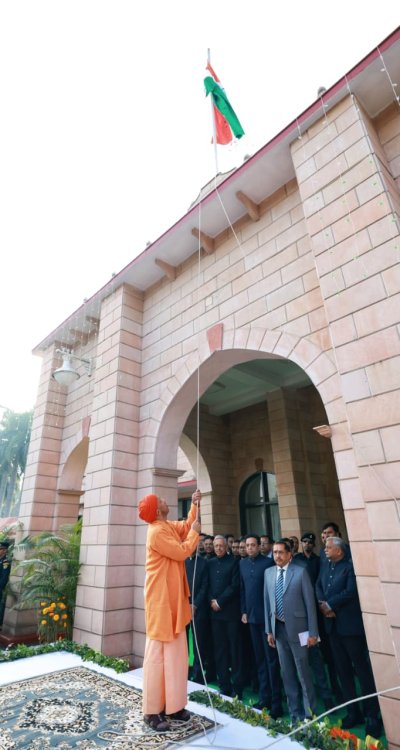 मुख्यमंत्री योगी ने 77वें गणतंत्र दिवस पर फहराया राष्ट्रीय ध्वज, बोले: देश में न्याय, बन्धुता और समता के भाव को आगे बढ़ाने में संविधान हमें राह दिखाता