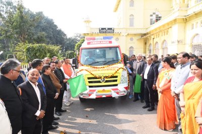 डॉ. दिनेश शर्मा ने लखनऊ विश्वविद्यालय को समर्पित किया सांसद निधि से अनुदानित ट्रैवलर वाहन एवं एम्बुलेंस