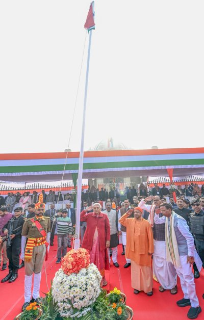 राज्यपाल ने विधान भवन पर गणतंत्र दिवस परेड की ली सलामी, परेड में प्रदर्शित की गयी ‘वंदे मातरम्’ की थीम पर जन भवन की झांकी व बैण्ड