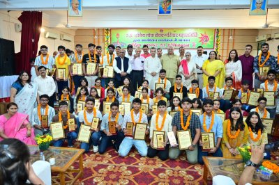 मोबाइल स्क्रीन ने हमारे बीच दूरियां बढ़ा दी हैं, हमें अपनी जड़ों की ओर लौटना होगा : कुंवर मानवेंद्र सिंह