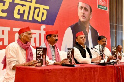 प्रयागराज में अखिलेश यादव का भाजपा पर हमला, भर्ती घोटाले, पेपर लीक और कानून व्यवस्था पर उठाए सवाल