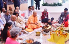 जैसे कपिल देव को देखकर ही पाकिस्तान आधा मैच हार जाता था, वैसे ही डॉक्टर के व्यवहार से आधी बीमारी हार जाती है : सीएम योगी