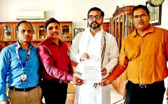स्टेट बैंक कर्मचारियों ने डॉ. दिनेश शर्मा और तनुज पुनिया को ज्ञापन सौंपा