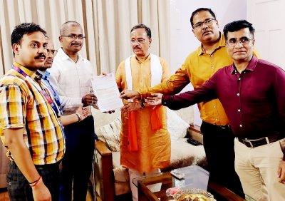 स्टेट बैंक कर्मचारियों ने डॉ. दिनेश शर्मा और तनुज पुनिया को ज्ञापन सौंपा