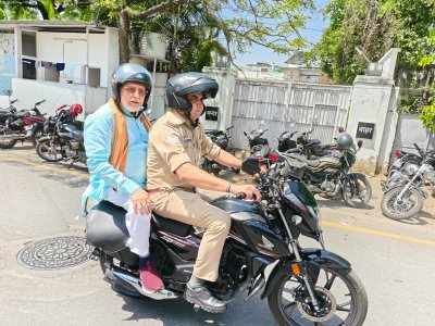 वित्त मंत्री सुरेश खन्ना मोटर साइकिल से पहुंचे विधानसभा, अंतरराष्ट्रीय परिस्थितियों के बीच ईंधन संरक्षण को बताया राष्ट्रीय आवश्यकता
