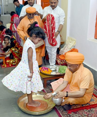 महानवमी पर सीएम योगी ने बेटियों के पांव पखार की मातृशक्ति की आराधना