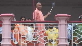 UPCM योगी आदित्यनाथ ने गोरखपुर में किया 'हर घर तिरंगा' का शुभारंभ, ली सेल्फी