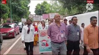 KGMU ने निकाली जागरूकता रैली, कहा : गाड़ी चलाते समय मोबाइल पर बात करना मतलब फांसी लगाने जैसा