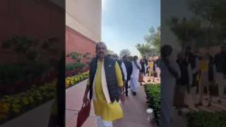 अडानी के खिलाफ INDIA गठबंधन के सांसदों ने संसद परिसर में किया प्रदर्शन