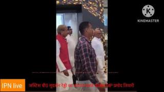 जस्टिस बी0 सुदर्शन रेड्डी का लखनऊ एयरपोर्ट पर कांग्रेस और सपा ने किया जोरदार स्वागत